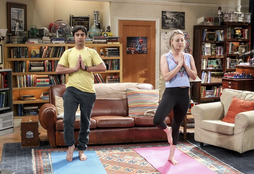 Gemeinsam finden Penny (Kaley Cuoco, r.) und Raj (Kunal Nayyar, l.) ihre innere Mitte ... - Bildquelle: 2016 Warner Brothers
