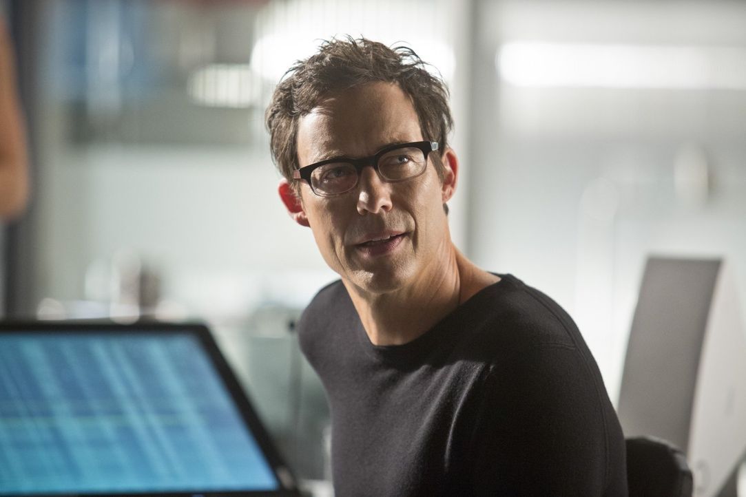 Ist der Meinung, dass Oliver alias Arrow einen schlechten Einfluss auf Barry ausübt: Dr. Wells (Tom Cavanaugh) ... - Bildquelle: Warner Brothers.