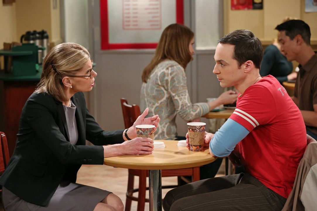 Kann Sheldon (Jim Parsons, r.) Howards kühle Mutter Beverly (Christine Baranski, l.) davon überzeugen, netter zu ihrem Sohn zu sein? - Bildquelle: Warner Bros. Television