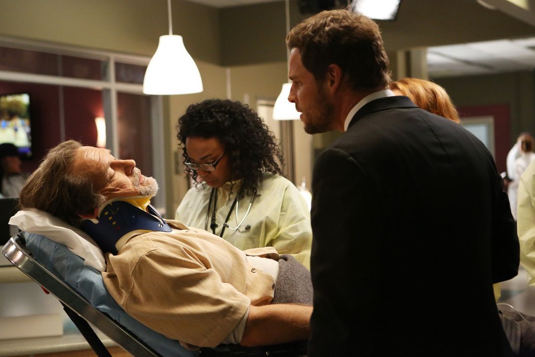 Jimmy Evans (James Remar, l.) wird in der Nacht der Gala ins Krankenhaus eingeliefert, wo sich Stephanie (Jerrika Hinton, M.) sofort um den Drogen-... - Bildquelle: ABC Studios