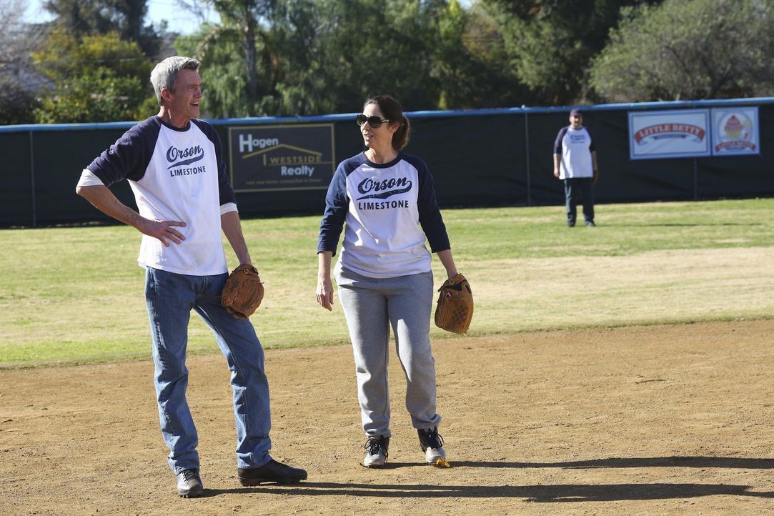 Mike (Neil Flynn, l.) stellt Coach Babbitt (Brooke Dillman, r.) ein, in der Hoffnung, dass sie dem Softball-Team helfen kann. Unterdessen gesteht Le... - Bildquelle: Warner Bros.