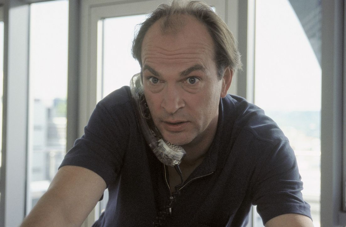 Während seine Frau eine erfolgreiche Treue-Test-Agentur führt, versucht der romantische Hallodri Sven (Herbert Knaup), Senioren an den Mann oder d... - Bildquelle: ProSieben