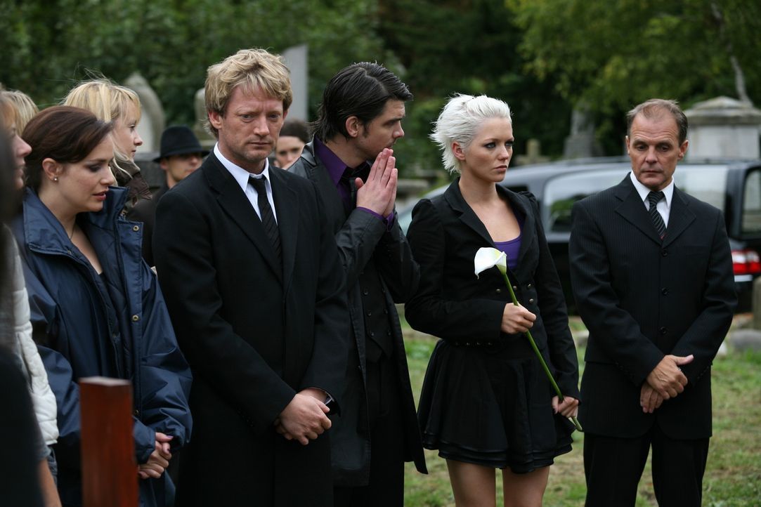 Müssen Abschied von einem guten Freund nehmen: Cutter (Douglas Henshall, 4.v.r.), Abby (Hannah Spearritt, l.) und Connor (Andrew Lee Potts, 2.v.l.)... - Bildquelle: ITV Plc