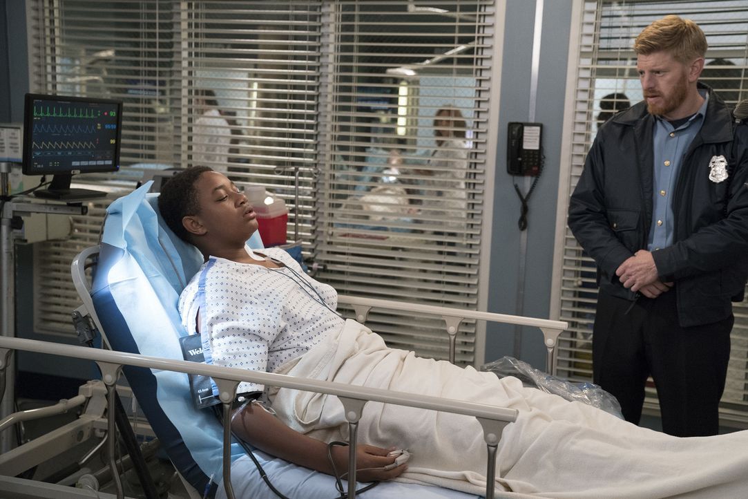 Der 12-jährige Eric (Kai Chamar Williams, l.) wird mit einer Schussverletzung ins Grey Sloan eingewiesen. Für den Polizisten Greg (Michael Weaver, r... - Bildquelle: Mitch Haaseth 2017 American Broadcasting Companies, Inc. All rights reserved./Mitch Haaseth