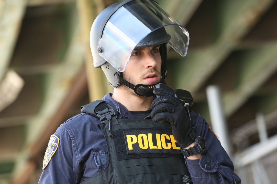 Auch, wenn Jake (Chris Wood) einer der wenigen Polizisten im Bezirk ist, weiß er nicht, welch drastischen Schritt die Regierung als nächstes einschl... - Bildquelle: Warner Brothers