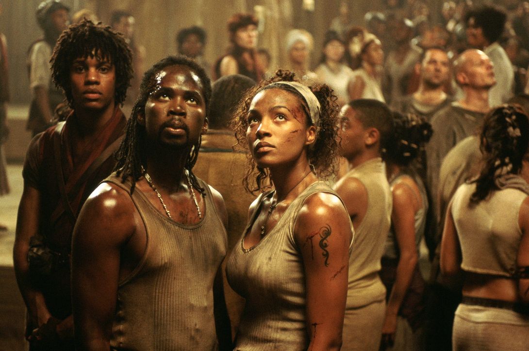 Verzweifelt versuchen die Zion-Soldaten mit Hilfe mutiger Zivilisten wie Zee (Nona Gaye, r.) und Link (Harold Perrineau, l.) die Invasion der Wächt... - Bildquelle: Warner Bros.