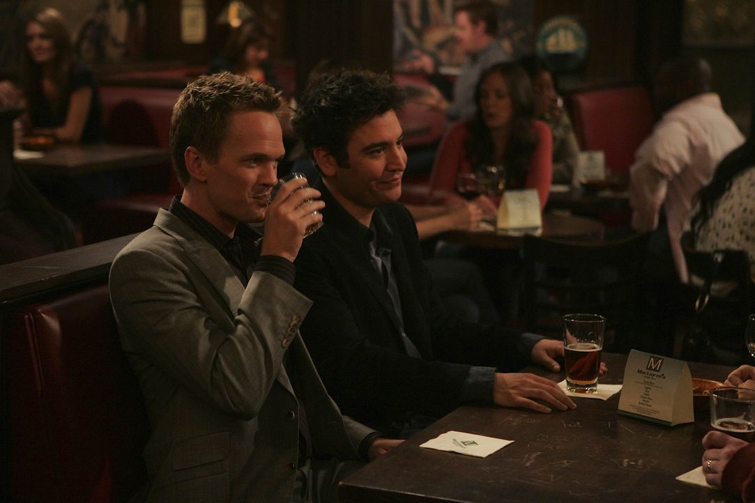 Nachdem sie von der Taktik "nackter Mann" erfahren haben, wollen Ted (Josh Radnor, r.) und Barney (Neil Patrick Harris, l.) ihr Glück auch versuche... - Bildquelle: 20th Century Fox International Television
