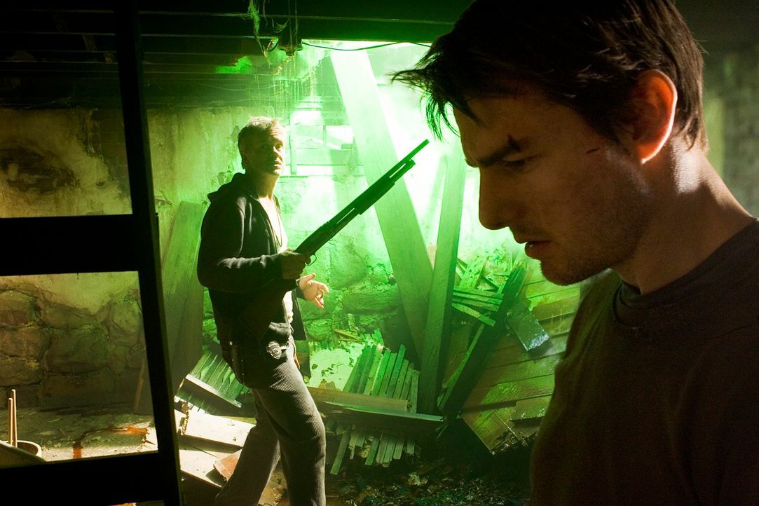 Unter Beschuss der Invasoren vom Mars: Harlan (Tim Robbins, l.) und Ray (Tom Cruise, r.) ... - Bildquelle: 2004 Paramount Pictures All Rights Reserved.