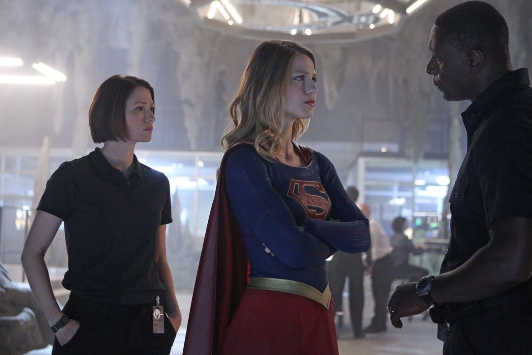 Gerade als Kara (Melissa Benoist, M.) endlich anfängt, ihre Superkräfte zu akzeptieren und zu nutzen, muss sie erfahren, dass ihre Schwester Alex (C... - Bildquelle: 2015 Warner Bros. Entertainment, Inc.