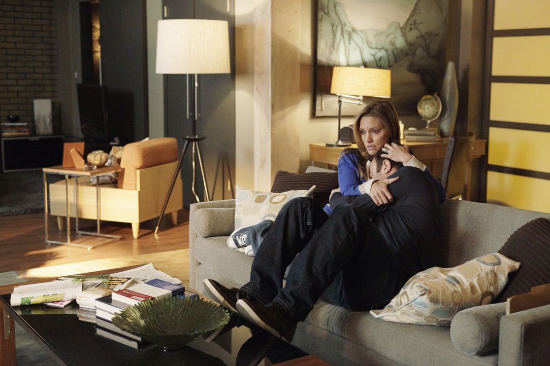 Während Sheldon und Sam auf Brautschau gehen, macht sich Charlotte (KaDee Strickland, l.) Sorgen um Cooper (Paul Adelstein, r.), der mit der moment... - Bildquelle: ABC Studios