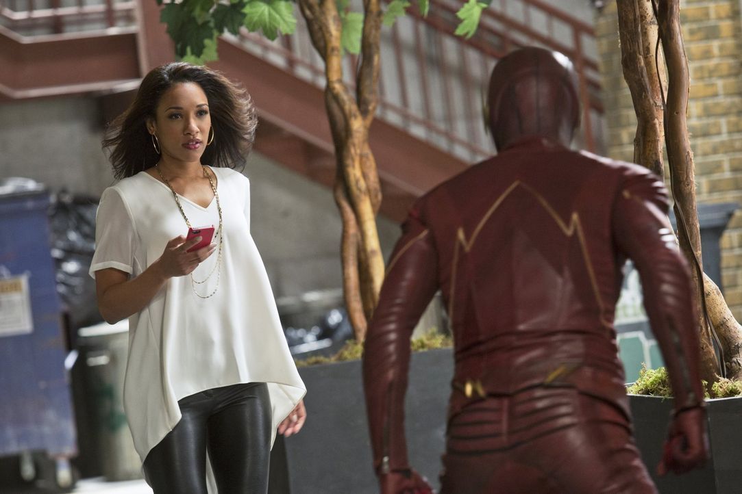 Iris (Candice Patton, l.) bekommt eine riesige Chance für ihren Beruf, als Barry alias The Flash (Grant Gustin, r.) ihr vertrauliche Informationen g... - Bildquelle: Warner Brothers.
