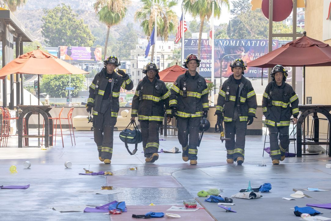 (v.l.n.r.) Evan "Buck" Buckley (Oliver Stark); Henrietta "Hen" Wilson (Aisha Hinds); Bobby Nash (Peter Krause); Eddie Diaz (Ryan Guzman), Howie "Chi... - Bildquelle: © 2021 Fox Media LLC