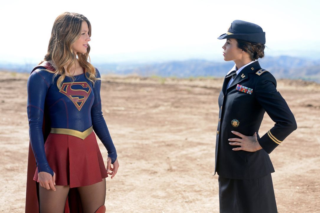 Sie hat es nicht nur auf privater Ebene mit ihr zu tun, auch als Supergirl wird Kara (Melissa Benoist) mit Lucy Lane (Jenna Dewan Tatum, l.) konfron... - Bildquelle: 2015 Warner Bros. Entertainment, Inc.