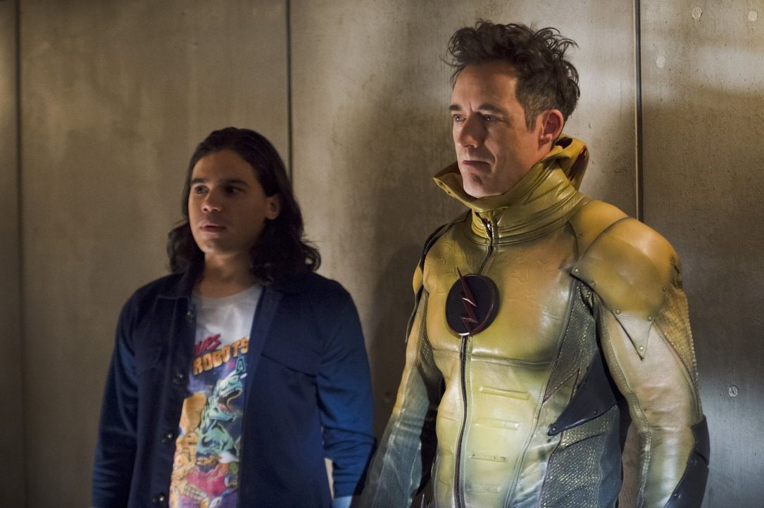 Nach dem Rückschlag im Kampf gegen Zoom zweifelt Dr. Wells (Tom Cavanagh, r.) daran, ob es wirklich richtig war auf diese Erde zu kommen, doch nur g... - Bildquelle: 2015 Warner Brothers.
