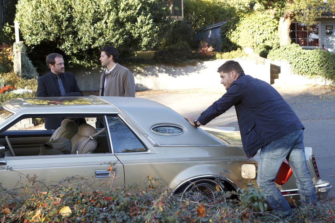 Dean (Jensen Ackles, r.) muss erneut eine gefährliche Entscheidung treffen, um Sam zu retten. Während Crowley (Mark Sheppard, l.) von dem neuen Plan... - Bildquelle: 2013 Warner Brothers