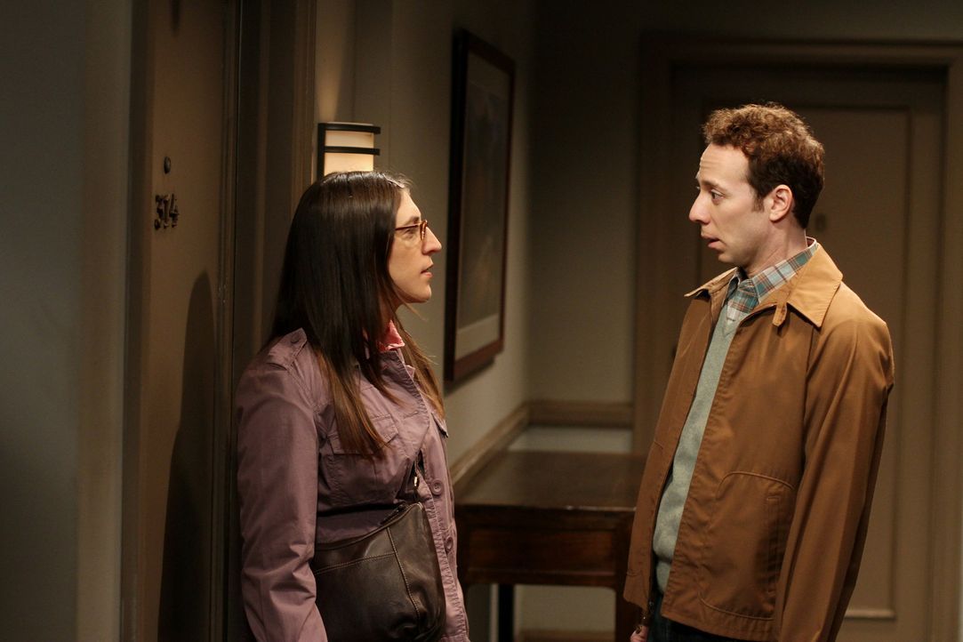 Da Sheldon die Möglichkeit ausschließt, dass Amy (Mayim Bialik, l.) auf Stuarts (Kevin Sussman, r.) Einladung eingeht und die Frage für ihn daher... - Bildquelle: Warner Bros. Television
