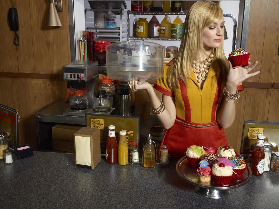 (1. Staffel) - Ist gezwungen die süßen Freuden des Dienstleistungsberufes zu genießen: Caroline Channing (Beth Behrs) ... - Bildquelle: Warner Brothers