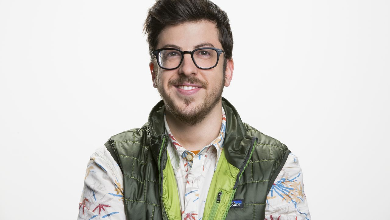 (1. Staffel) - Der Online Redakteur Clark (Christopher Mintz-Plasse) ist ein großer Fan des Outdoor Reporters Jack, doch als sich die beiden im Büro... - Bildquelle: Cliff Lipson 2016 CBS Broadcasting, Inc. All Rights Reserved.
