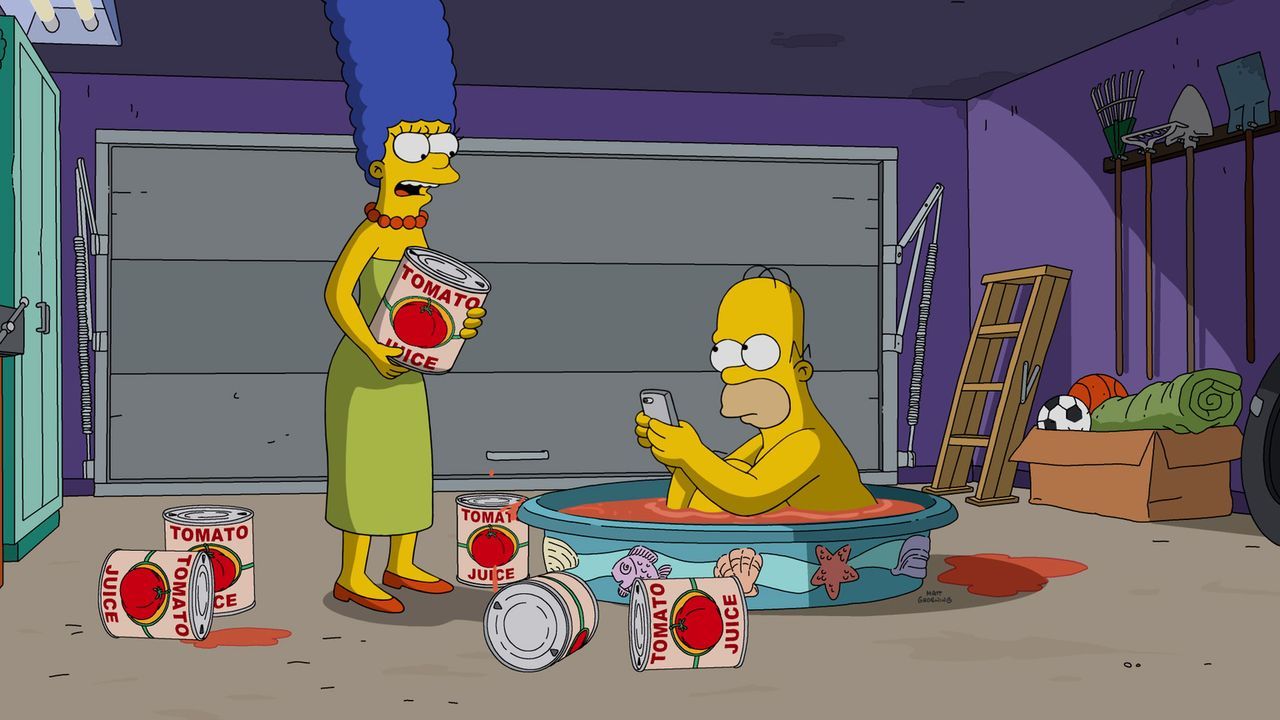 Nach einem Unfall mit einem Stinktier, weiß Marge (l.), dass Homer (r.) nur noch eines helfen kann - ein Tomatensaftbad ... - Bildquelle: 2016-2017 Fox and its related entities. All rights reserved.