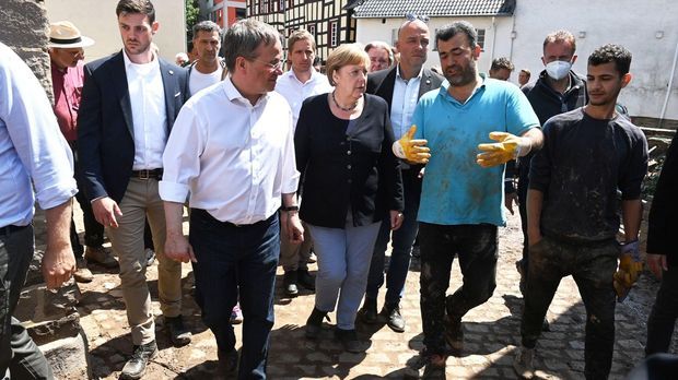 Merkel verspricht schnelle Hilfen für Betroffene