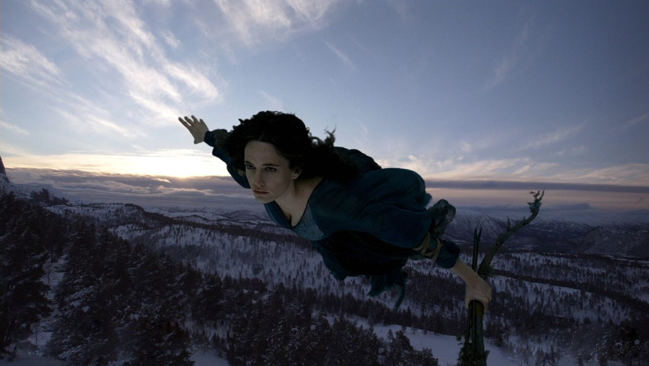 Die Hexe Serafina Pekkala (Eva Green), kommt einem Mädchen zu Hilfe, dass die Macht haben könnte, das Schicksal der Welt zu verändern ... - Bildquelle: Warner Bros.