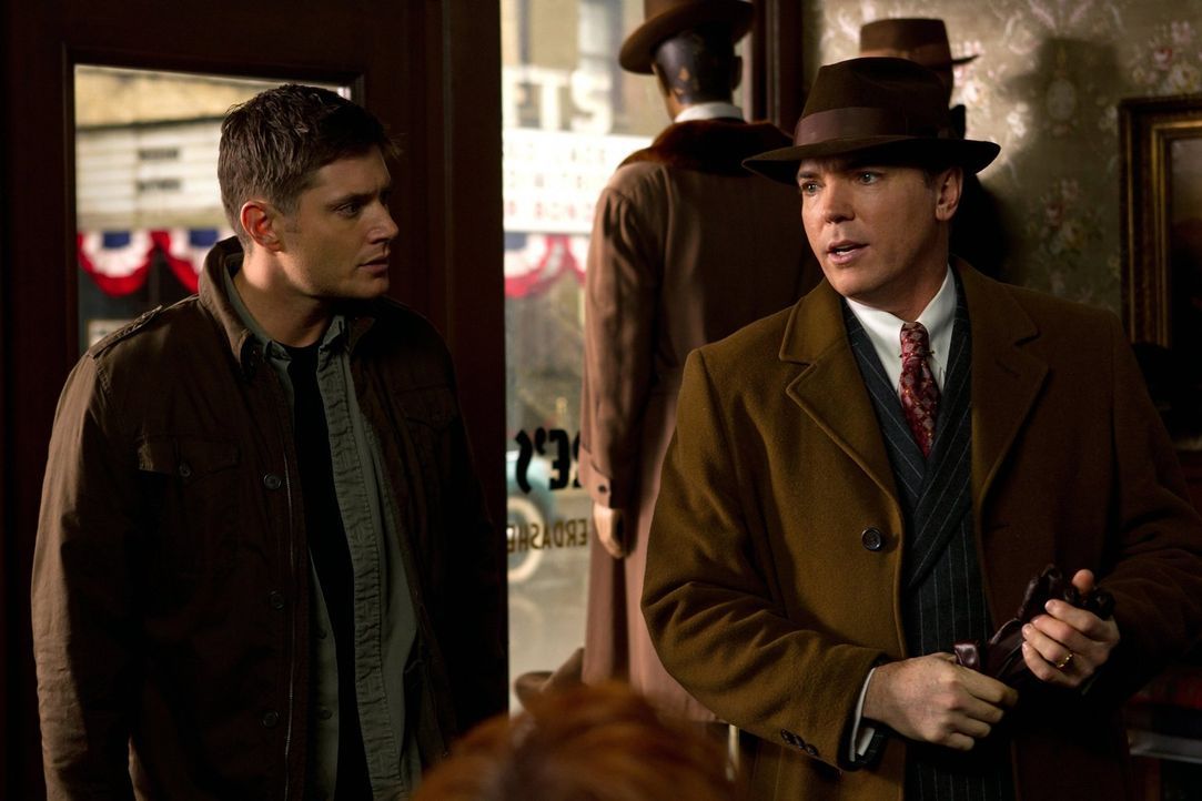 Sam und Dean (Jensen Ackles, l.) geraten mit dem Gott der Zeit aneinander, der Dean zurück ins Jahr 1944 schickt, wo er sofort auf Eliot Ness (Nicho... - Bildquelle: Warner Bros. Television