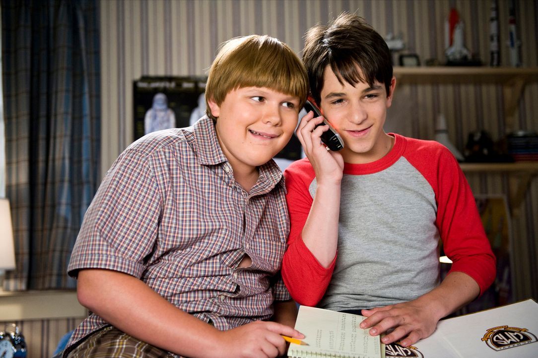 Telefonstreich: Greg (Zachary Gordon, r.) und Rupert (Robert Capron, l.) verbringen die Sommerferien auf ihre ganz eigene Weise, bis Greg, um einem... - Bildquelle: 2012 Twentieth Century Fox Film Corporation. All rights reserved.
