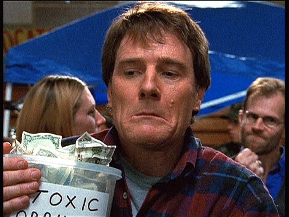 Hal (Bryan Cranston) sammelt Geld für die Opfer eines Giftunfalls ... - Bildquelle: TM +   2000 Twentieth Century Fox Film Corporation. All Rights Reserved.