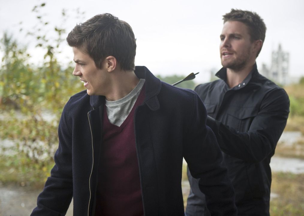 Ihre Zusammenarbeit verläuft etwas anders als geplant: Oliver alias Arrow (Stephen Amell, r.) und Barry alias The Flash (Grant Gustin, l.) ... - Bildquelle: Warner Brothers.