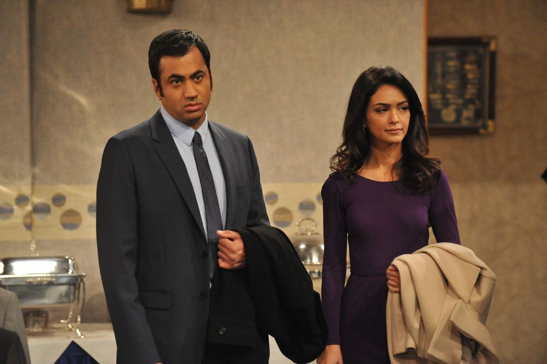 Ahnen nicht, dass Barney und Robin ein Geheimnis haben: Nora (Nazanin Boniadi, r.) und Kevin (Kal Penn, l.) ... - Bildquelle: 20th Century Fox International Television
