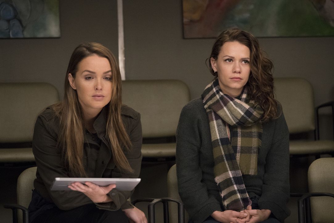 Nach Pauls Unfall mit Fahrerflucht, sucht nicht nur die Polizei nach dem Unfallverursacher. Haben Jo (Camilla Luddington, l.) oder Jenny (Bethany Jo... - Bildquelle: Mitch Haaseth 2017 American Broadcasting Companies, Inc. All rights reserved./Mitch Haaseth