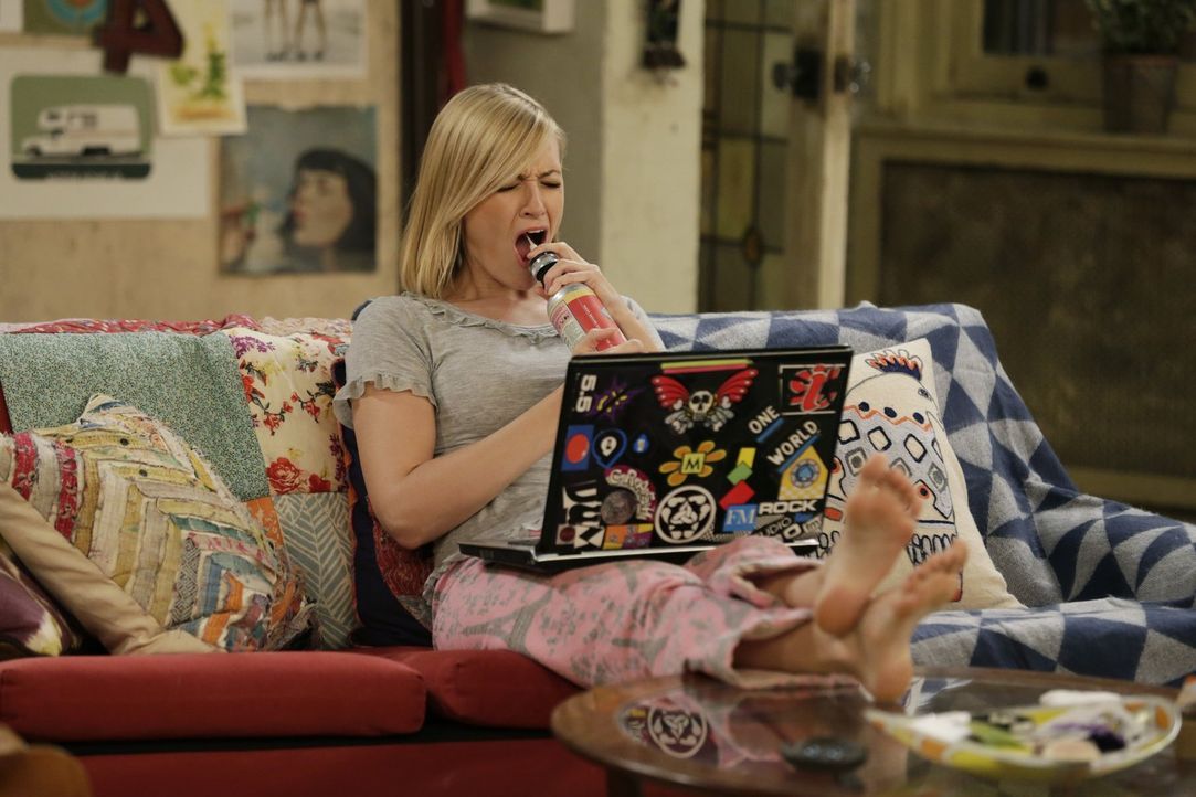 Während Caroline (Beth Behrs) sich daheim eine kleine Auszeit genehmigt, bandelt Max mit einem neuen Mann an ... - Bildquelle: Warner Brothers