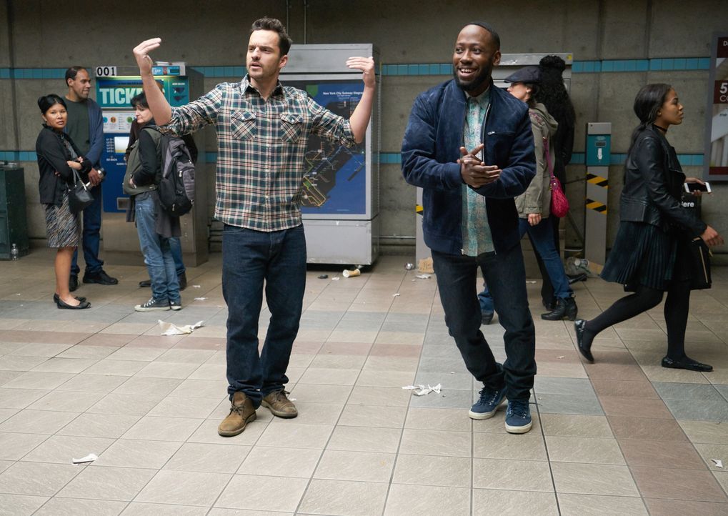 Nick (Jake Johnson, l.) und Winston (Lamorne Morris, r.) haben Probleme, das Geld für ein U-Bahn Ticket aufzutreiben und müssen schließlich erfinder... - Bildquelle: Adam Taylor 2017 Fox and its related entities. All rights reserved. / Adam Taylor