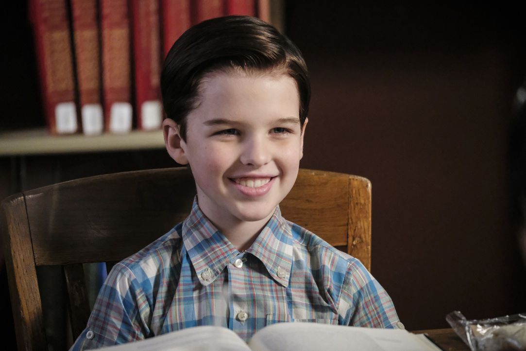 Macht Bekanntschaft mit einer älteren Mitschülerin: Sheldon (Iain Armitage) ... - Bildquelle: Warner Bros. Television