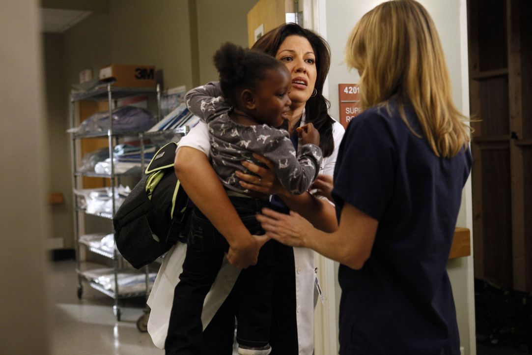 Während Meredith (Ellen Pompeo, r.) schwere Entscheidungen als Oberärztin treffen muss, kümmert sich Callie (Sara Ramirez, M.) um Zola ... - Bildquelle: ABC Studios