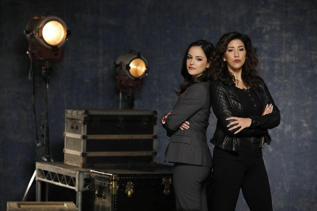 (6. Staffel) - Amy Santiago (Melissa Fumero, l.); Rosa Diaz (Stephanie Beatriz, r.) - Bildquelle: Trae Patton 2019 UNIVERSAL TELEVISION LLC. All rights reserved. / Trae Patton