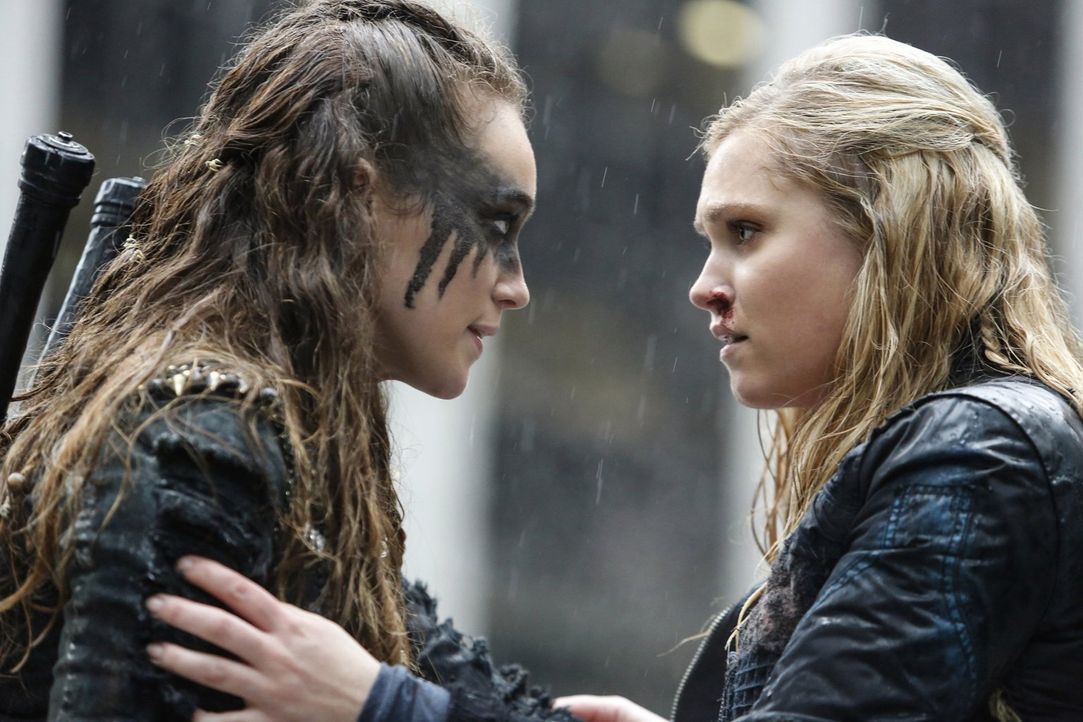 Nie hätten Lexa (Alycia Debnam-Crey, l.) und Clarke (Eliza Taylor, r.) geglaubt, dass sie sich wiedersehen, doch schließlich erkennen sie, dass sie... - Bildquelle: 2014 Warner Brothers
