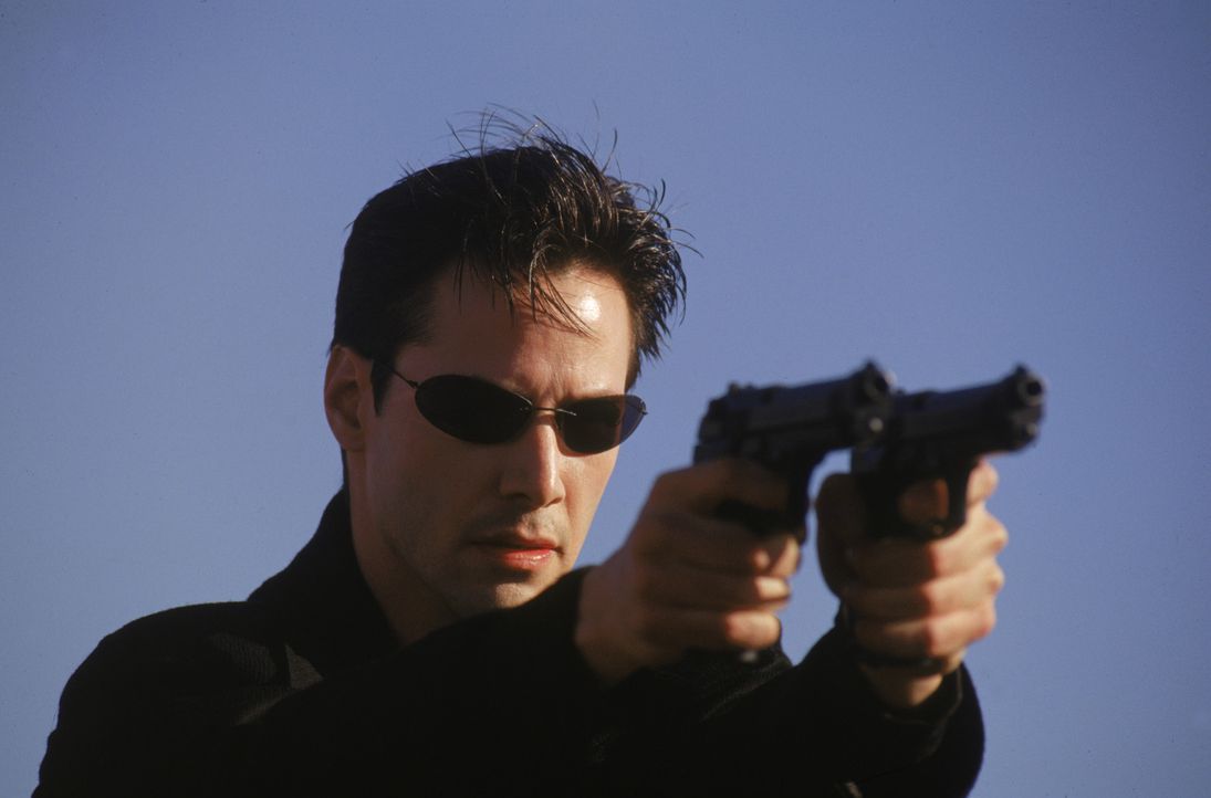 Kaum kennt er die Wahrheit über die Matrix, muss Neo (Keanu Reeves) sich mit allen Mitteln gegen seine Jäger verteidigen. - Bildquelle: Warner Bros. Pictures