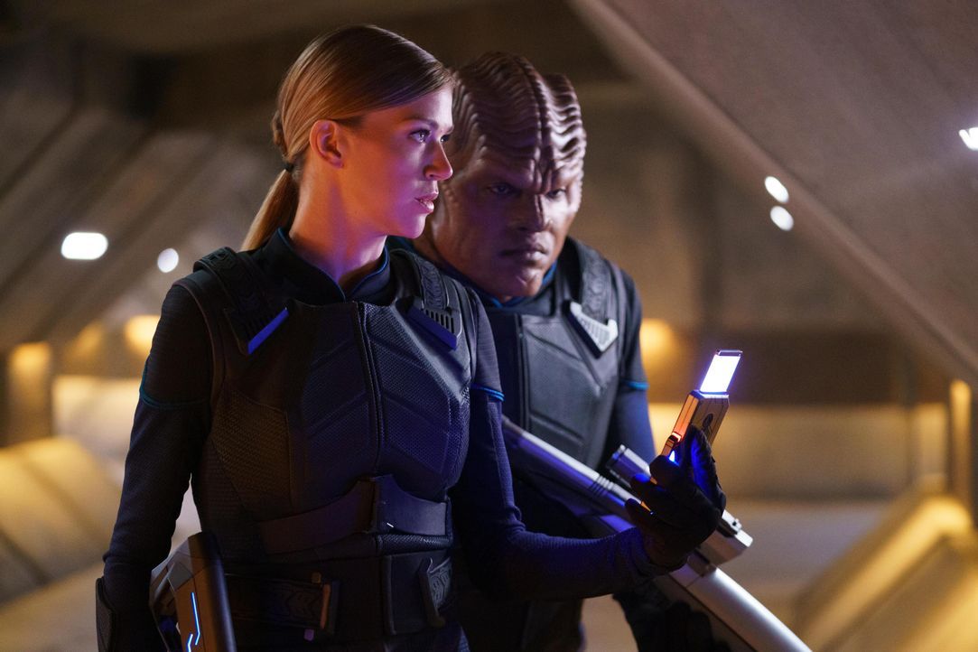 Commander Kelly Grayson (Adrianne Palicki, l.); Lieutenant Commander Bortus (Peter Macon) - Bildquelle: © 2020 Twentieth Century Fox Film Corporation. All rights reserved.