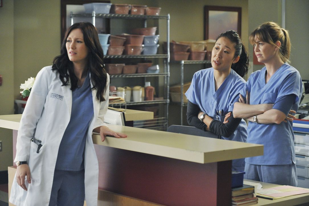 Während Callie und Owen den jungen Randy behandeln, der schwer verletzt ist, können Lexie (Chyler Leigh, l.), Cristina (Sandra Oh, M.) und Meredit... - Bildquelle: ABC Studios