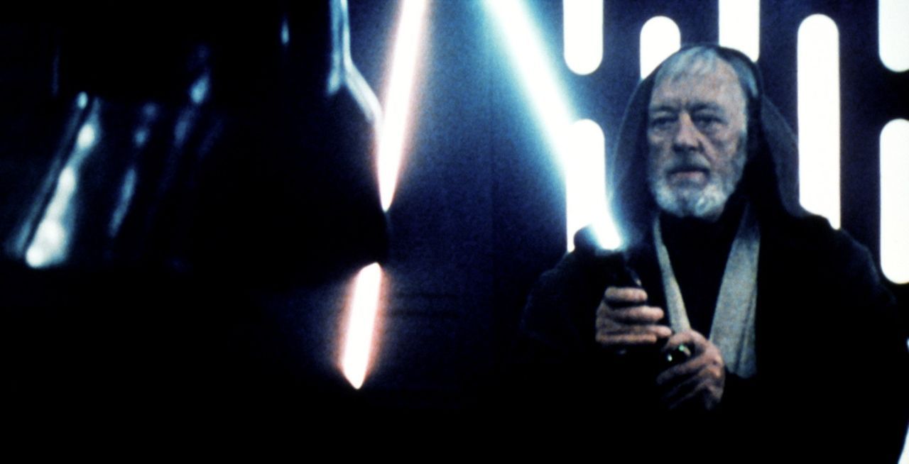 Obi-Wan (Alec Guinness, r.) tritt zum alles entscheidenen Kampf gegen Darth Vader (David Prowse, l.) an ... - Bildquelle: Lucasfilm LTD. & TM. All Rights Reserved.