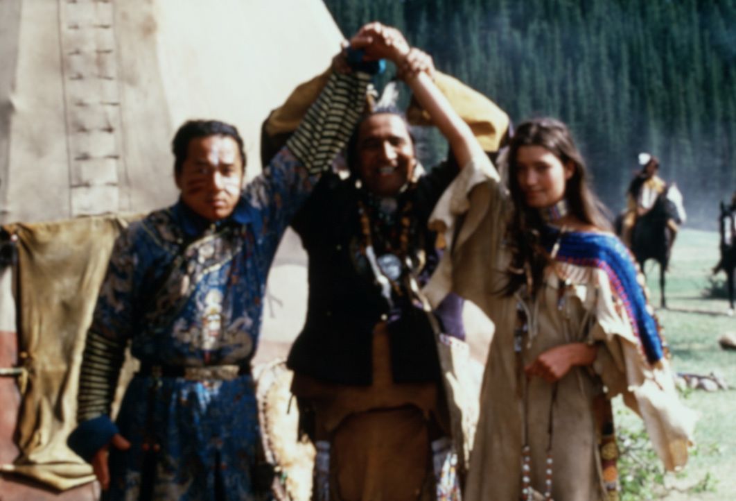 Nach einer alkoholgeschwängerten Nacht erwartet Chon (Jackie Chan, l.) eine nette Überraschung: Der Sioux-Häuptling (Russell Badger, M.) stellt i... - Bildquelle: SPYGLASS ENTERTAINMENT GROUP, LP