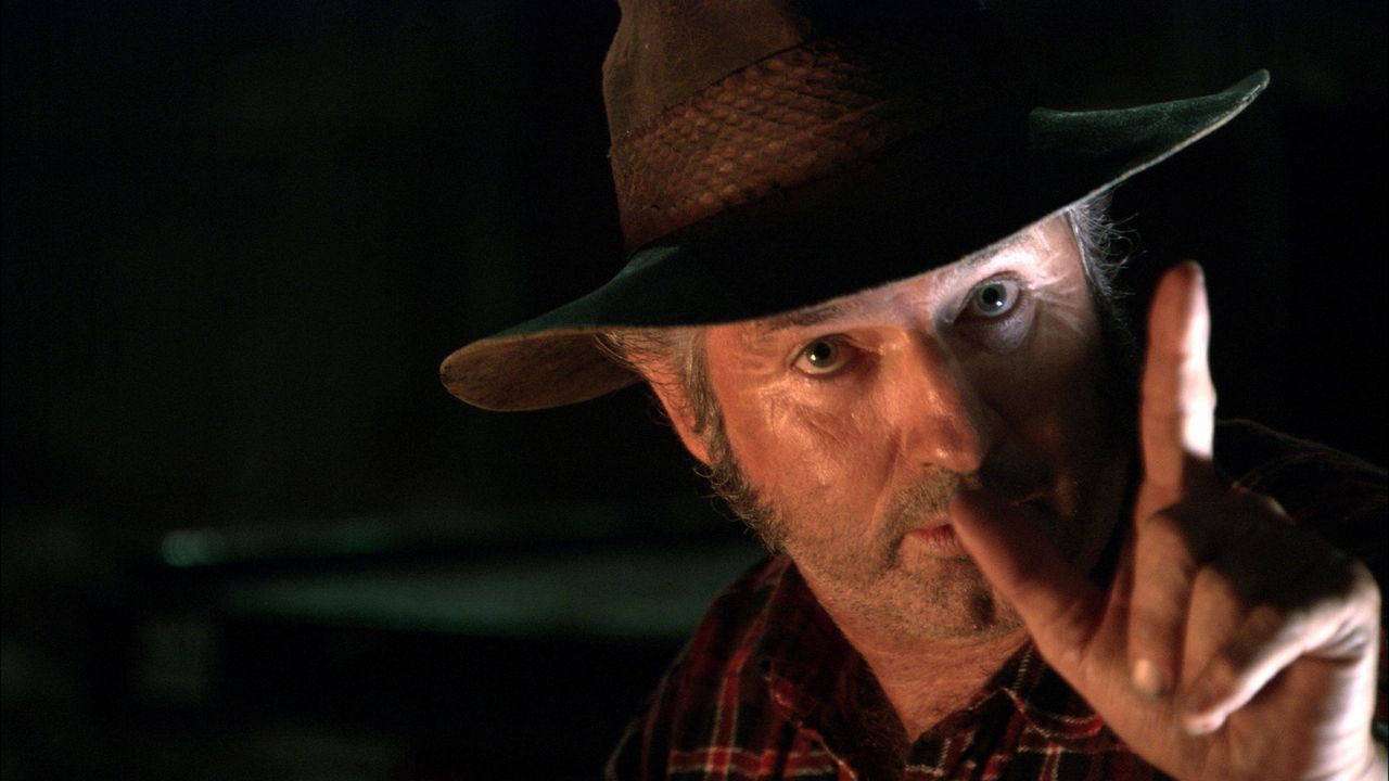 Als das Auto der drei Freunde nicht mehr anspringt, bietet der Truckfahrer Mick Taylor (John Jarratt) seine Hilfe an. Dummerweise gehen die jungen L... - Bildquelle: Kinowelt