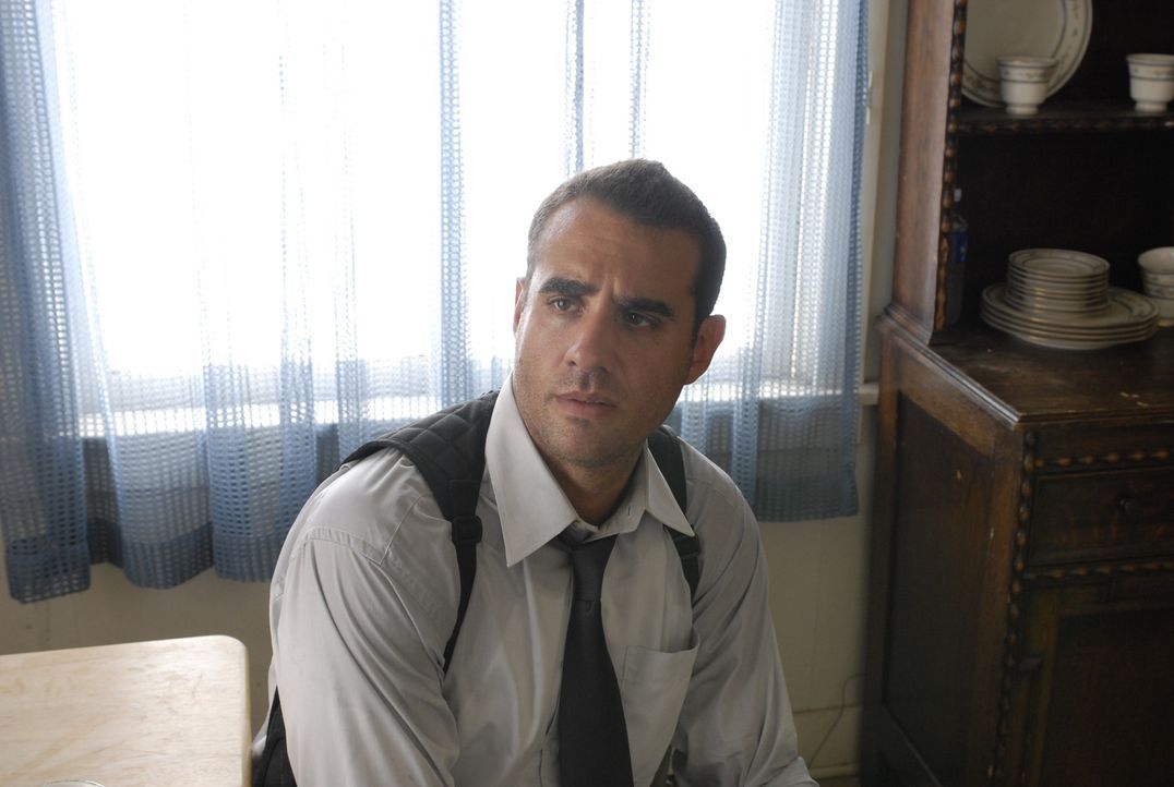 Die Polizei, insbesondere Detective Victor Martinez (Carlos Sanz), an den Fersen, nimmt Felix die Dinge selbst in die Hand. Nur eins gibt ihm Kraft... - Bildquelle: 2008 Boyle Heights, LLC. All Rights Reserved.