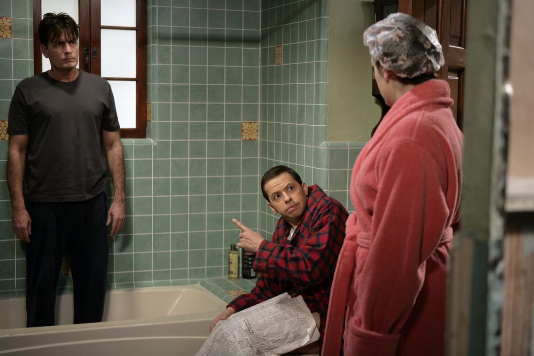 (v.l.n.r.) Charlie Harper (Charlie Sheen); Alan Harper (Jon Cryer): Rose (Melanie Lynskey) - Bildquelle: Warner Bros. Entertainment, Inc.