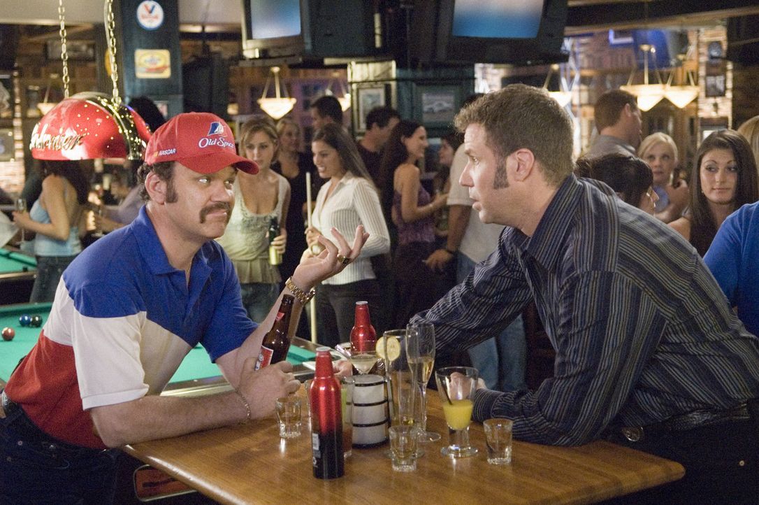 Die Freunde Cal (John C. Reilly, l.) und Ricky (Will Ferrell, r.) beginnen ihre Nascar-Karierre in der Boxencrew. Eines Tages erhält Ricky die einm... - Bildquelle: Copyright   2006 Sony Pictures Television International.
