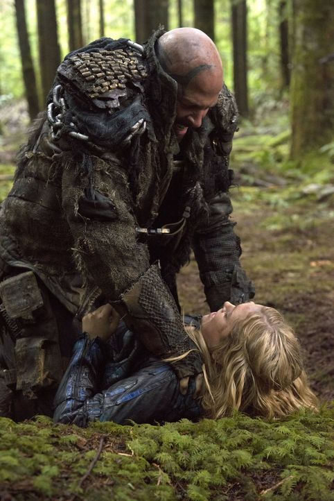 Die Vorgehensweise von Clarke (Eliza Taylor, unten) gefällt dem Grounder Quint (Graham Shiels, oben) überhaupt nicht ... - Bildquelle: 2014 Warner Brothers