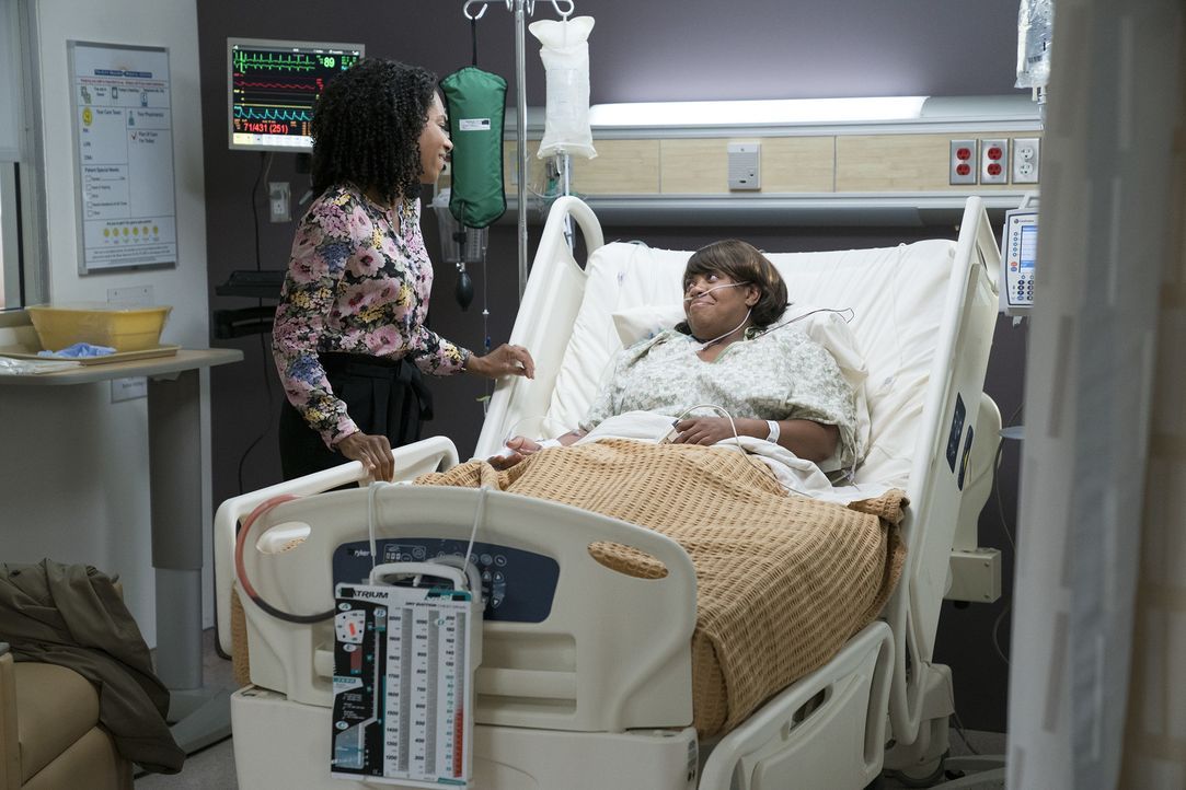 Obwohl Miranda (Chandra Wilson, r.) alles daransetzt, dass ihre Kollegen im Grey Sloan Memorial Hospital nichts von ihrer Erkrankung erfahren, konsu... - Bildquelle: Mitch Haaseth 2017 American Broadcasting Companies, Inc. All rights reserved./Mitch Haaseth