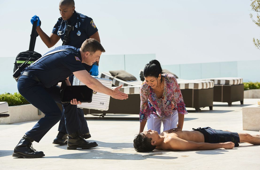 Die Feuerwehrleute Hen (Aisha Hinds, l.) und Bobby (Peter Krause, 2.v.l.) kämpfen um das Leben eines Jungen (Glenn Fernandez, r.), nachdem seine Mut... - Bildquelle: Michael Becker 2018 Fox and its related entities.  All rights reserved./Michael Becker