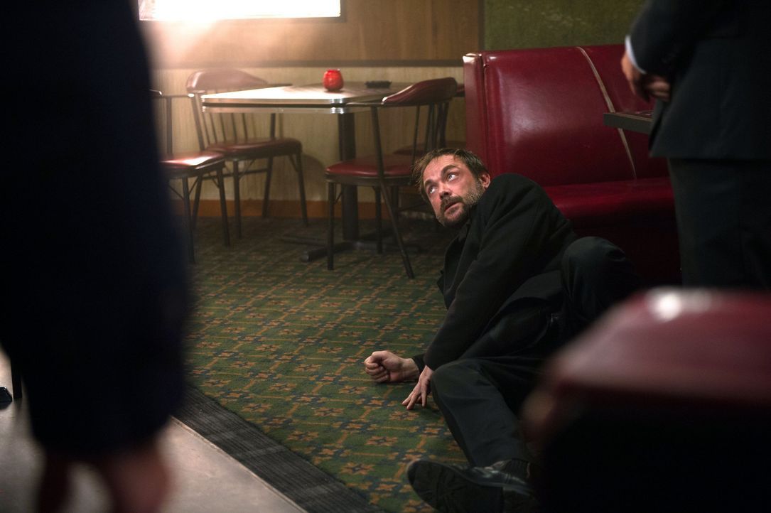 Crowley (Mark Sheppard) erkennt, dass er handeln muss, wenn er die Kontrolle über Dean und damit sein Ansehen als König der Hölle nicht verlieren wi... - Bildquelle: 2016 Warner Brothers